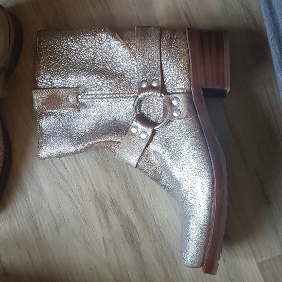 Frye and Co. Rare Distressed Metallic 8R boots. Size 9.5. - Picture 12 of 16